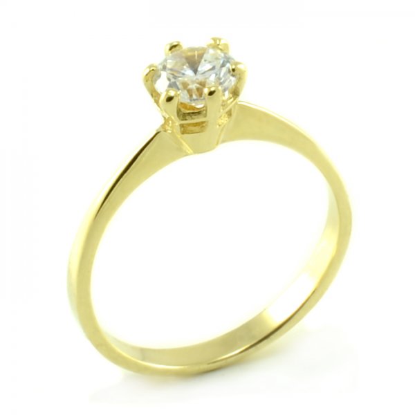 Zásnubný prsteň zo žltého zlata s typickým centrálnym zirkónom